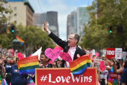 지난 2015년 미국 대법원이 전국적으로 동성결혼을 합법화하는 판결을 내린 직후, 원고인 스튜어트 개프니(왼쪽)와 존 루이스(가운데)가 기뻐하고 있는 모습. [사진=게티이미지뱅크]