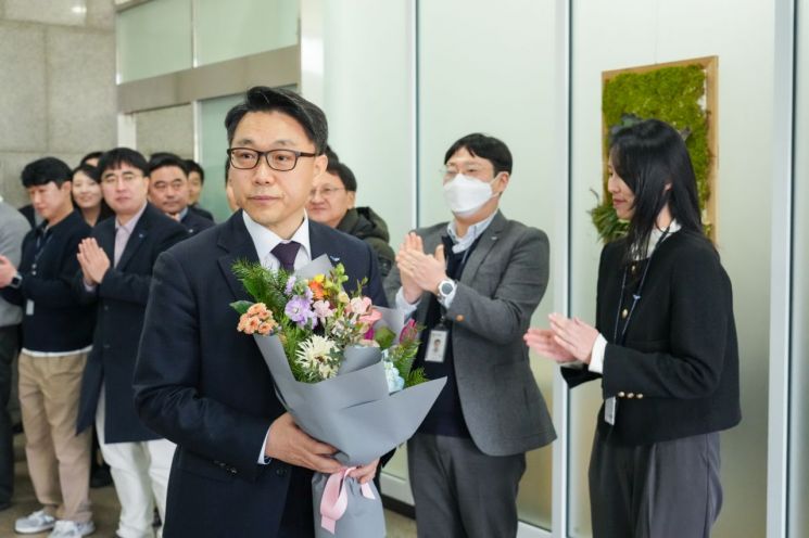 19일 오전 정부과천청사 공수처에서 열린 이임식이 끝난 뒤 김진욱 공수처장이 직원들의 환호를 받으며 청사를 나서고 있다. 사진 제공=공수처