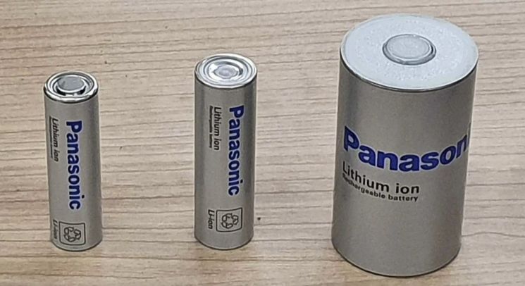 파나소닉이 개발한 원통형 배터리. 왼쪽부터 1865, 2170, 4680 규격.