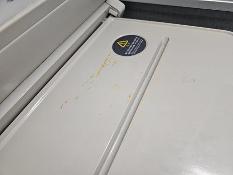 KTX 열차 내 간이책상에 음식물이 묻어있는 모습. [사진=온라인 커뮤니티 갈무리]