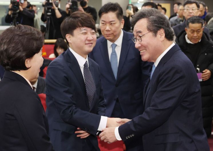 악수하는 이준석 개혁신당 정강정책위원장과 이낙연 전 더불어민주당 대표. [이미지출처=연합뉴스]