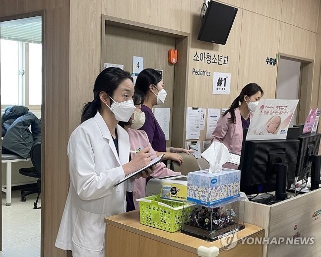서려경 순천향대학교 천안병원 소아청소년과 교수가 진료를 보고 있는 모습 [사진출처=연합뉴스]