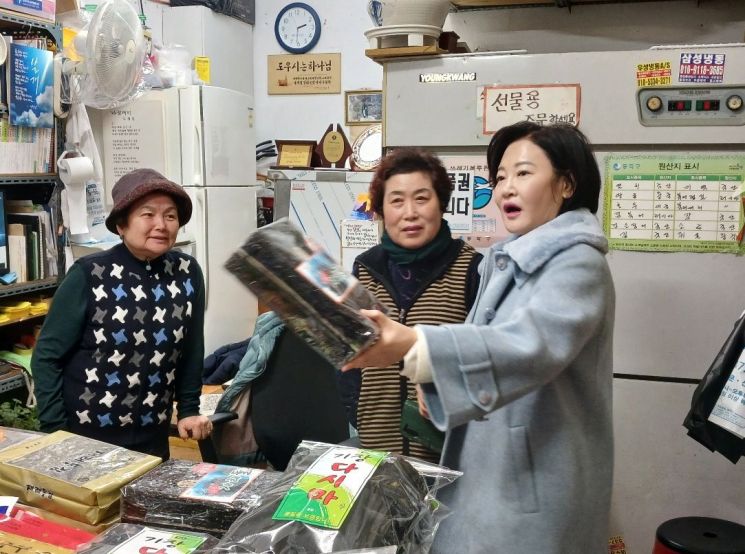 이수진 더불어민주당 의원이 지난 17일 동작구 사당동 남성사계시장에서 상인들과 대화하고 있다.(사진=이동우 기자)