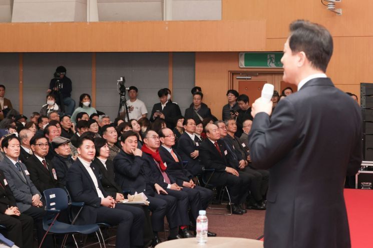 오세훈 시장이 도봉구 신년인사회에 참석, 2024년 서울시정 운영 방향에 대해 설명하고 있다.