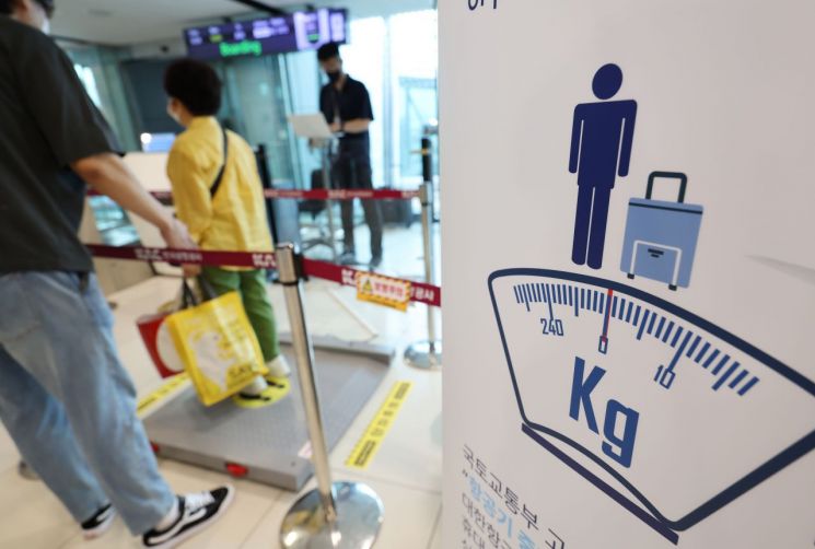 지난해 8월 대한항공이 김포공항 국내선에서 휴대수하물을 포함한 승객 표준중량을 측정하고 있다.[사진출처=연합뉴스]