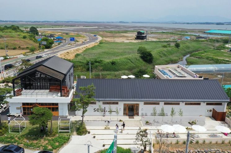 곰소염전 맞은 편에 자리한 슬지네제빵소. 2000년 읍내에 문을 연 슬지네찐빵이 곰소염전으로 확장 이전하며 지역명소로 자리매김하고 있다. [사진제공 = 슬지네제빵소]
