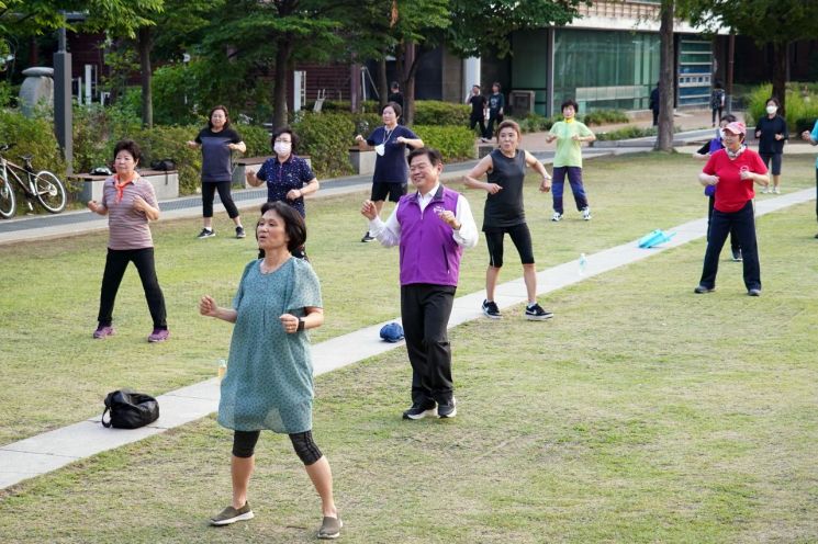 용두공원에서 운동하는 동대문구민들