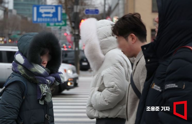 다시 한파가 시작됐다. 체감온도가 영하 15도까지 떨어진 22일 서울 종로구 광화문 네거리에는 두툼한 복장을 한 직장인들이 출근길을 서두르고 있다. 사진=조용준 기자 jun21@