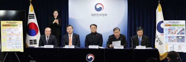 전병극 문화체육관광부 1차관이 22일 오후 정부서울청사에서 열린 국민과 함께하는 민생토론회, 생활규제 부문과 관련한 브리핑에서 도서정가제 개선방향을 설명하고 있다. 
    왼쪽부터 이상인 방송통신위원회 부위원장, 박윤규 과학기술정보통신부 2차관, 방기선 국무조정실장, 전병극 문화체육관광부 1차관, 강경성 산업통상자원부 1차관.  
 [사진 제공= 연합뉴스]