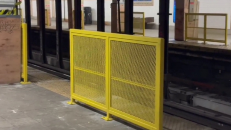 뉴욕 맨해튼 지하철역에 설치된 차단망. [이미지출처=사회관계망서비스(SNS) 엑스]