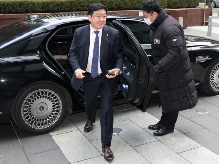 이찬희 삼성 준법감시위원회(준감회) 위원장이 지난달 19일 오후 서울 서초구 삼성생명 사옥에서 열리는 정기회의에 참석하기 위해 차에서 내리는 모습.[사진출처=연합뉴스]