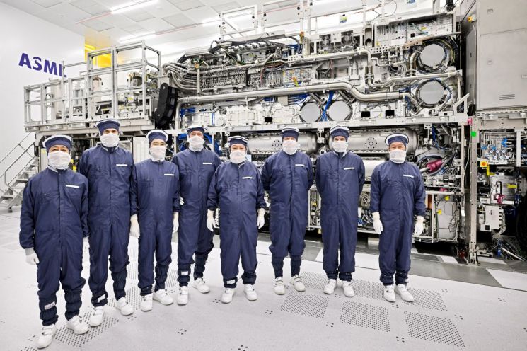 지난해 12월12일 네덜란드 벨드호벤 ASML 공장에서 빌렘 알렉산더르 네덜란드 국왕, 제프리 반 리우웬 ASML 통상장관, 피터 웨닌크 ASML 사장 겸 CEO, 크리스토프 푸케 ASML 부사장, 윤석열 대통령, 안덕근 통상교섭본부장, 이재용 삼성전자 회장, 최태원 SK 회장 등이 극자외선(EUV) 클린룸에서 기념사진을 찍는 모습. 
EUV는 중국 반입이 금지된 핵심 장비다. 중국은 신규 설비 구입 기업 소득세를 공제하는 등 세제혜택을 제공해 기업 설비투자를 장려하고 있다.[사진출처=로이터연합뉴스]