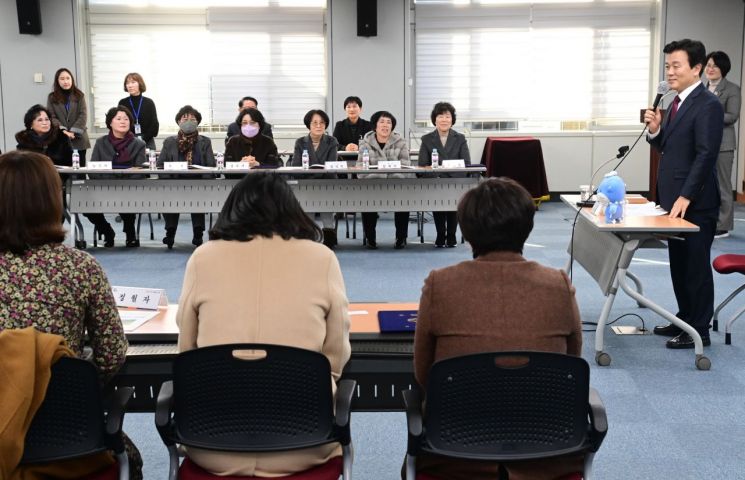 조규일 시장이 민원안내 자원봉사자 위촉식을 진행 하고 있다.