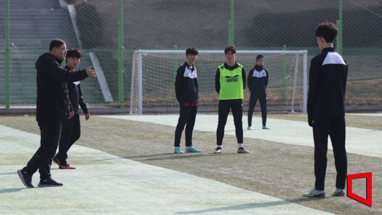 부천 KKK FC U-18은 전남 영광군 동계 고등부 축구 스토브리그에 참가, 뜨거운 훈련 열기로 겨울한파를 녹여냈다. 사진은 19일, 곽경근(왼쪽) 감독이 수비 전환을 지도하고 있다.[사진=김건완 기자 yacht@]