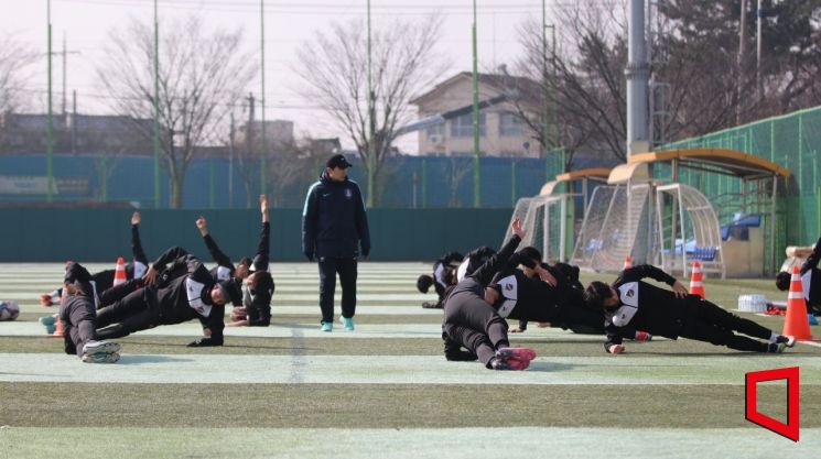 19일, 전남 영광군 동계 고등부 축구 스토브리그에 참가 중인 부천 KKK FC U-18 팀이 영광 스포티움 보조 축구장에서 올 시즌 담금질을 하고 있다.[사진= 김건완 기자 yacht@]