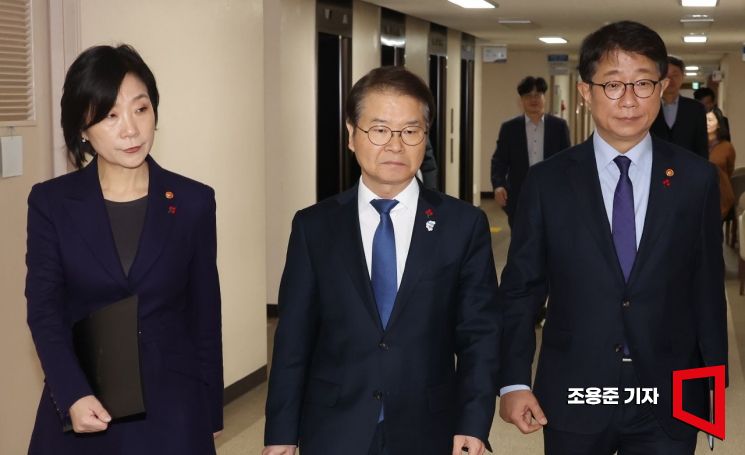 오영주 중소벤처기업부 장관, 이정식 고용노동부 장관, 박상우 국토교통부 장관(왼쪽부터)이 24일 서울 종로구 정부서울청사에서 50인 미만 기업 중대재해처벌법 추가 적용유예 개정안 입법 촉구 브리핑을 위해 입장하고 있다. 사진=조용준 기자 jun21@