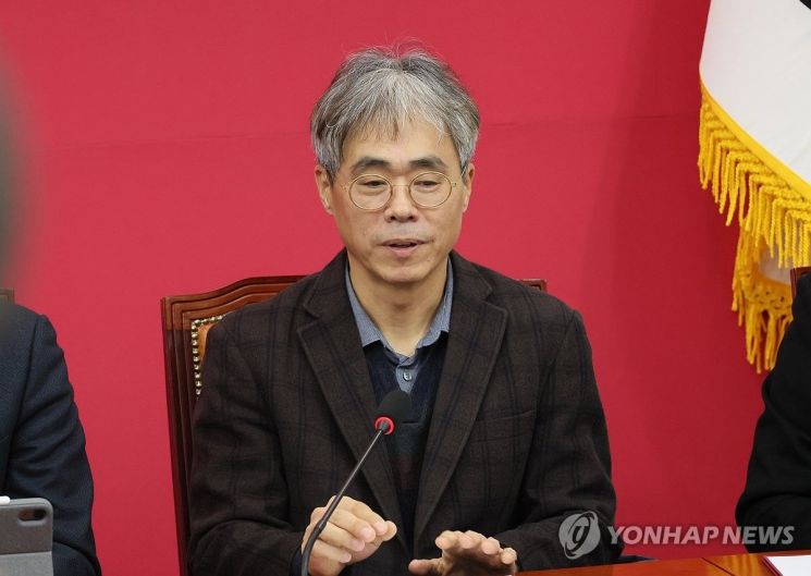 윤-한 ‘갈등 촉발자’ 김경율 거취는?…사퇴 놓고 당내 의견 분분
