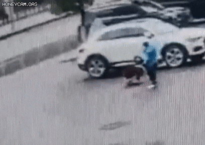 Children Stuffed It In, Then the Manhole Cover Flew Off with a 'Bang'... Emergency Alert in Jung