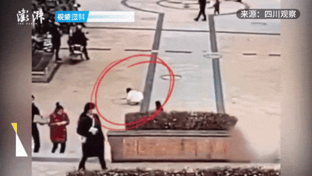 On January 25, 2021, in a square in Dazhou City, Sichuan Province, China, a child threw a lit firecracker into a sewer, causing a sewer explosion accident. The explosion's shock sent several manhole covers shooting into the air with a loud noise. [Image source=Pengpai News capture]