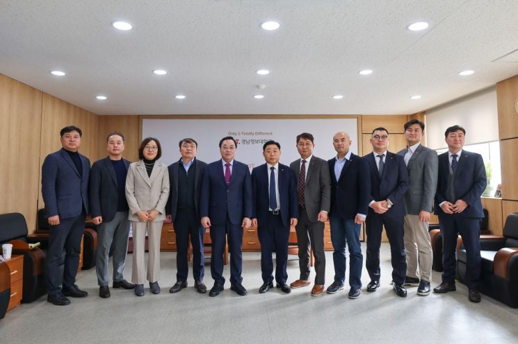 경남정보대와 한국프랜차이즈산업협회가 23일 업무협약을 진행하고 있다.
