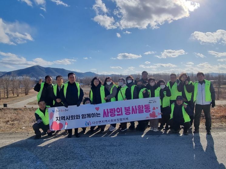 은행나무숲 일원에 버려진 쓰레기, 부유물 등을 수거하는 등 환경보전활동을 진행한 다산면 지역사회보장협의체.