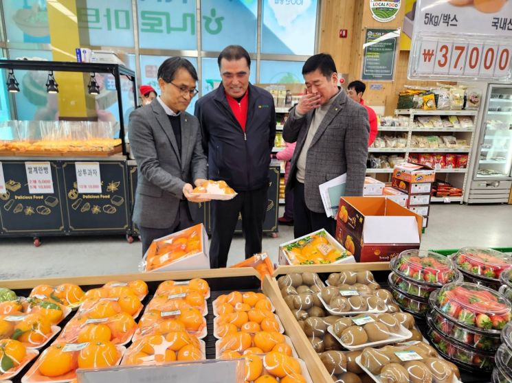 농협 경남검사국은 24일 북창원농협을 방문해 하나로마트 식품안전점검 등을 실시했다. [이미지제공=경남농협]