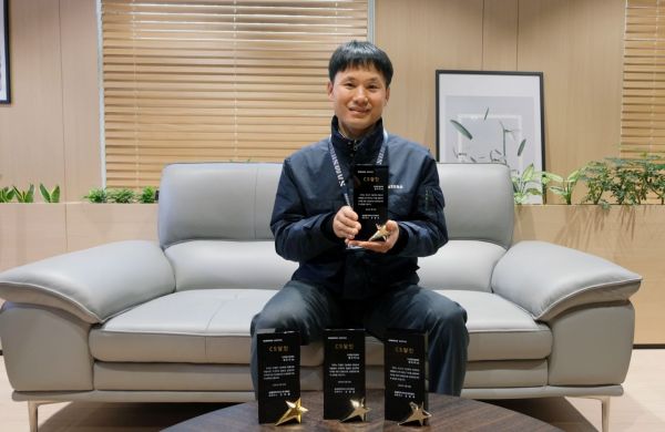 정고석 프로가 2020년부터 2023년까지 4년 연속 수상한 'CS 달인' 상패와 함께 사진을 찍고 있다. [사진제공=삼성전자서비스]