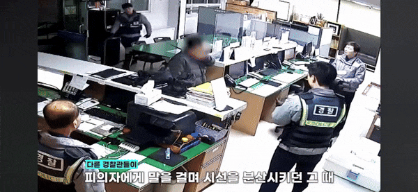 대전 중구 문화동에 위치한 서대전지구대에서 앙심을 품고 흉기를 들고 위협하는 피의자 A씨를 박건규 경장이 제압하고 있다. [사진=대전경찰청 페이스북 갈무리]