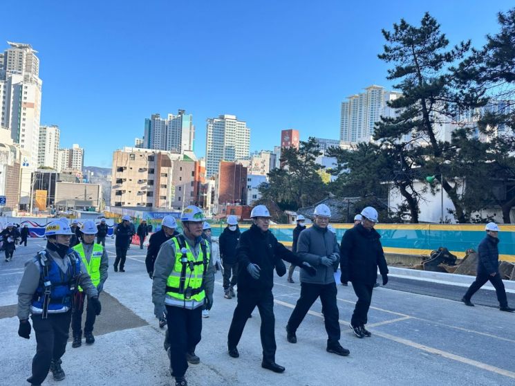 부산시와 고용노동부, 안전보건공단 등 주요 단체, 기관장과 공무원들이 참여해 건설현장 긴급 안전점검을 진행하고 있다.