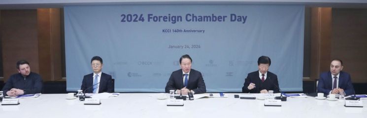 최태원 대한상공회의소 회장(가운데)이 24일 오후 서울 중구 대한상의 챔버라운지에서 개최한 '2024 포린 챔버 데이' 간담회에서 인사말을 하고 있다.[사진제공=대한상의]