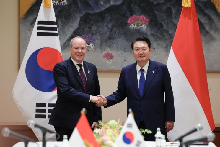 제78차 유엔총회 참석차 미국을 방문 중인 윤석열 대통령이 지난해 9월19일(현지시간) 뉴욕에서 열린 한·모나코 정상회담에서 모나코 군주인 알베르 대공(왼쪽)과 악수하며 기념촬영하고 있다. [이미지출처=연합뉴스]