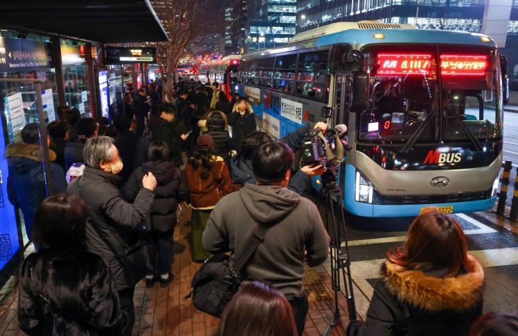 서울 중구 남대문세무서·서울백병원 광역버스 정류소가 퇴근버스를 기다리는 시민들로 붐비고 있다. / 사진출처=연합뉴스