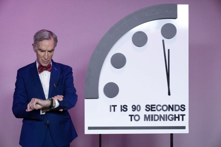 과학 교육자 빌 나이(Bill Nye)가 23일(현지시간) 워싱턴 내셔널 프레스 클럽 방송 센터에서 '지구 종말 시계' 분침에 대한 최신 결정을 발표하기 전 시계를 보고 있다. [사진=AP/연합뉴스]