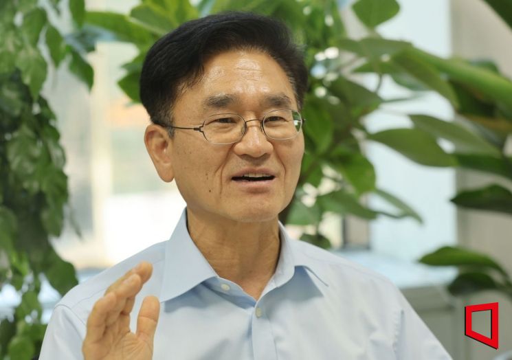 허영택 A캐피탈 대표가 아시아경제와의 인터뷰에서 자신의 경영철학을 설명하고 있다.[사진=허영한 기자]
