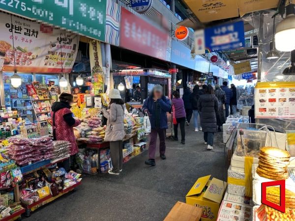 "다닥다닥 붙은 가게에 거미줄 전선, 소화기론 턱도 없어"…불안한 시장상인들