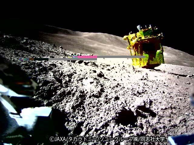 일본 우주항공연구개발기구(JAXA)는 25일 기자회견을 열고 20일 달 표면에 성공적으로 착륙한 달 탐사선 '슬림'의 사진을 공개했다. 사진은 JAXA가 장난감 업체 다카라 토미와 공동 개발한 공 모양의 변형 로봇 '소라-Q'가 촬영한 슬림의 모습. JAXA, 다카라 토미, 소니그룹, 도시샤대학 제공. [이미지출처=연합뉴스]