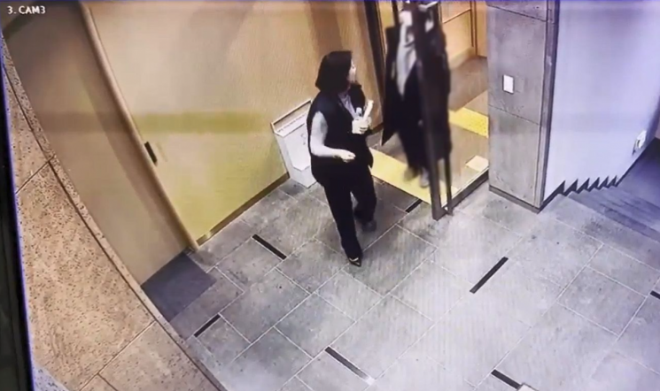 배현진 국민의힘 의원이 괴한에게 습격 당하는 장면이 담긴 모습. 연합뉴스