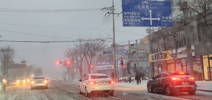 최근 제주에 발생한 폭설로 대학 기숙사로 돌아가지 못한 여대생들을 상대로 차를 태워주겠다고 하며 유사 성행위를 요구한다는 제보가 올라와 논란이 일고 있다. [사진출처=연합뉴스]