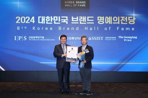 이상구 교원투어 여행기획부문장(오른쪽)이 박기찬 산업정책연구원장과 2024 대한민국 브랜드 명예의 전당 시상식에서 기념촬영하고 있다.[사진제공=교원투어]