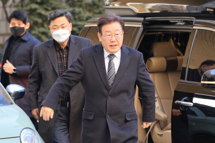 이재명 "뇌물 받았냐"VS유동규 "소설 쓰지마"… 법정서 충돌