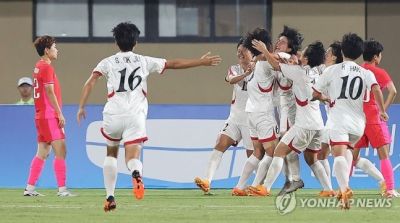 2022 항저우 아시안게임 여자축구 8강전에서 한국을 상대로 골을 넣고 기뻐하는 북한 선수들 [이미지출처=연합뉴스]