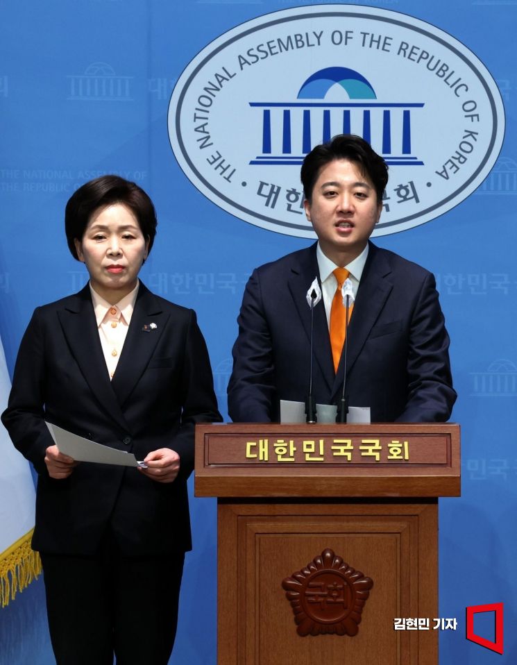 이준석 "여자도 경찰·소방관 되려면 군대 가야" 공약