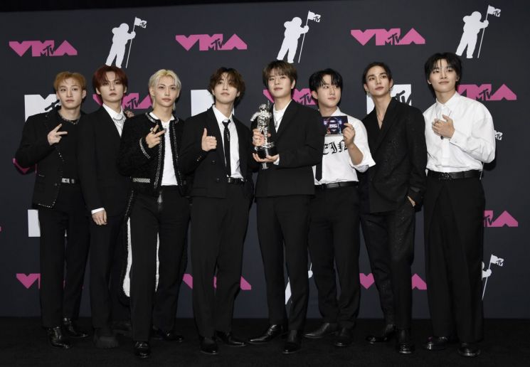 그룹 스트레이키즈가 2023년 9월 미국 뉴저지주 뉴어크 푸르덴셜 센터에서 열리는 '2023 MTV 비디오 뮤직 어워즈'(MTV VMA)에서 '베스트 K팝' 부문을 수상한 뒤 트로피를 들고 있다. AP연합뉴스