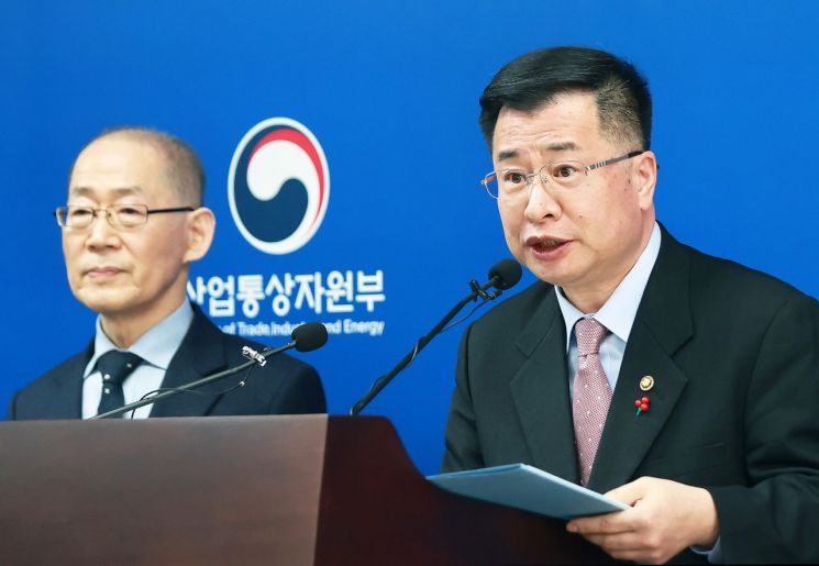 강경성 산업통상자원부 1차관(샤진 오른쪽)과 이회성 CF연합 회장이 29일 정부세종청사에서 CFE 이니셔티브의 추진 동향 및 향후 계획에 대해 브리핑하고 있다. 사진제공=산업통상자원부