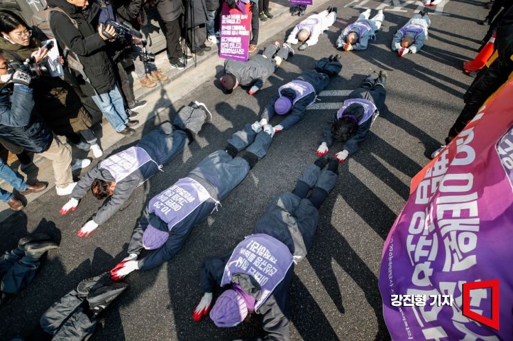 [포토]이태원 참사 특별법 통과 촉구 오체투지