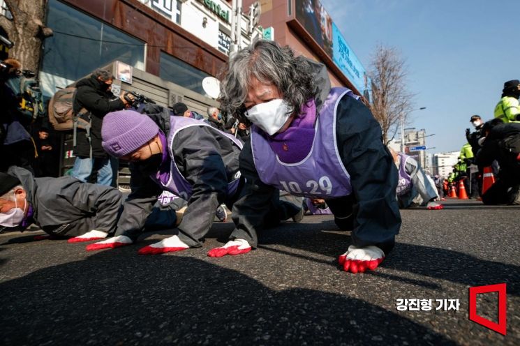 [포토]거리로 나온 이태원 참사 유가족들