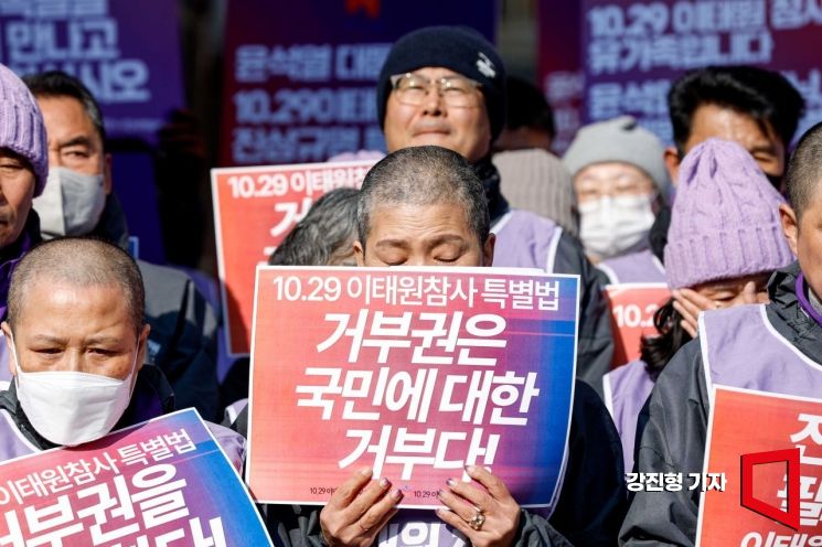 29일 서울 용산구 이태원역 인근 참사현장을 찾은 유가족 및 4대종교 관계자와 시민들이 '10.29 이태원 참사 진상규명 특별법' 공포를 촉구하는 오체투지에 앞서 기자회견 하고 있다. 사진=강진형 기자aymsdream@