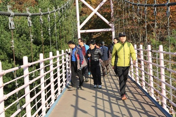 경기 부천시 소사구청 직원들과 지역주민들이 부천둘레길 2코스 중 하우고개 구름다리를 걷고 있다.[사진제공=부천시청]