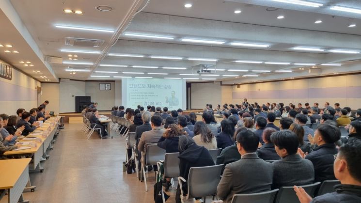 29일 이천시 확대간부회의에서 참석자들이 김기영 숙대 교수의 강연을 듣고 있다. [사진제공=이천시]