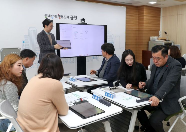 금천구 MZ세대 직원들이 선배인 간부 공무원들에게 회의에 활용할 수 있는 태블릿 사용법을 교육하고 있다.(사진제공=금천구청)